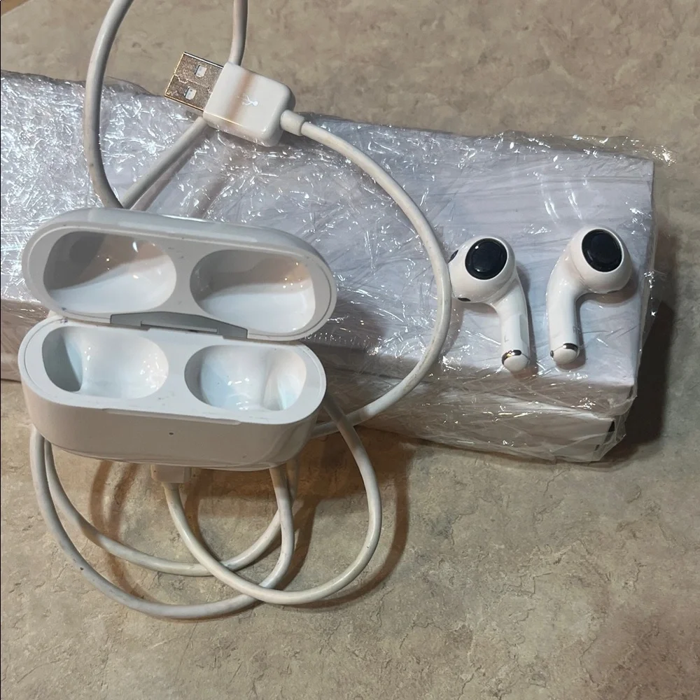 Apple airpods with Charging Case & cord (no block)